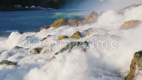 河水在尼亚加拉瀑布脚下的石头上被打破视频的预览图