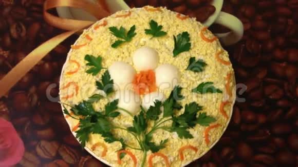 装饰精美的沙拉鸡蛋和绿色的节日视频的预览图