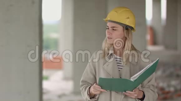女工程师在阅读施工计划时感到愤怒和不安视频的预览图