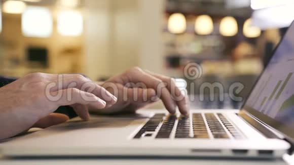 在电脑办公室工作的商人手按手提电脑键盘打字视频的预览图
