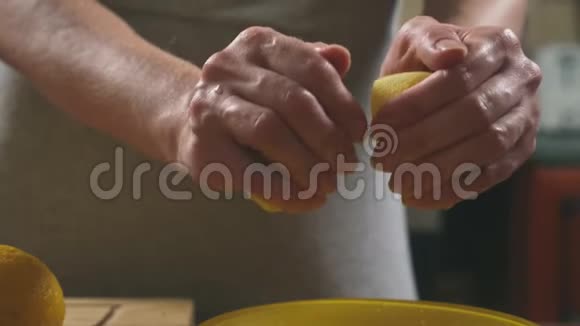苏打水浸在柠檬汁里特写镜头4k多莉镜头视频的预览图