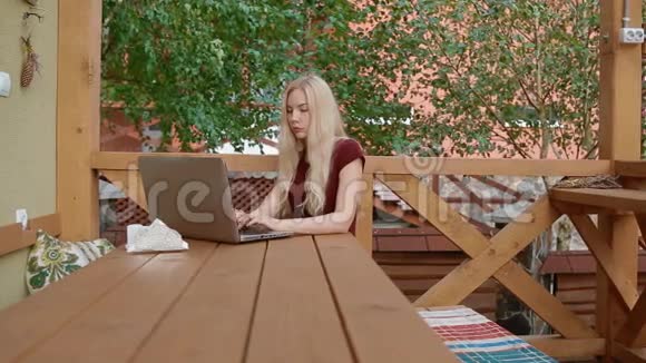 年轻女子在咖啡馆户外工作视频的预览图