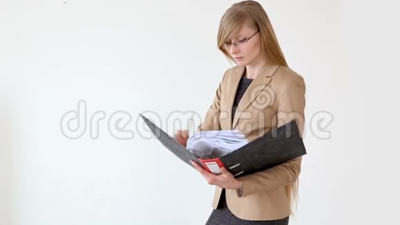 年轻漂亮的商务女性戴着眼镜手里拿着文件摆着白色背景视频的预览图