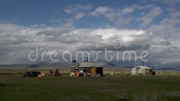从蒙古游牧民族的2个蒙古包Ger中缩放视频的预览图