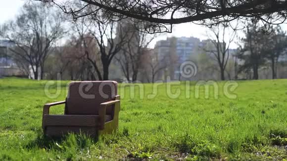 户外绿草上的苏联旧扶手椅视频的预览图
