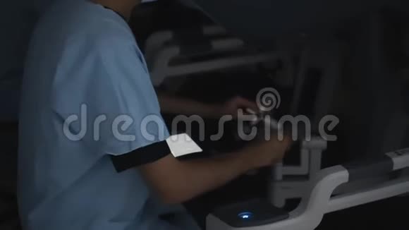 现代医疗机器人由外科医生控制医学高科技设备视频的预览图