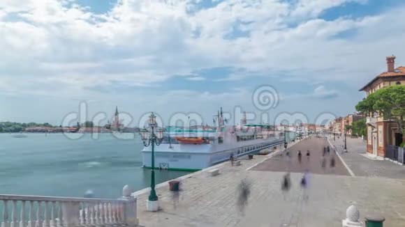 在意大利威尼斯圣马可与游客一起观看海滨长廊视频的预览图