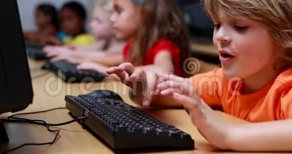 电脑课上小男孩对着镜头微笑视频的预览图