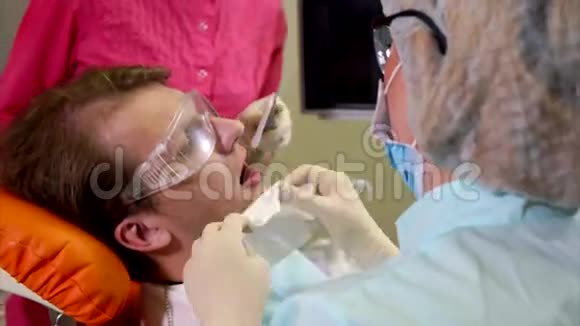 在牙科诊所进行牙齿抛光的男子视频的预览图