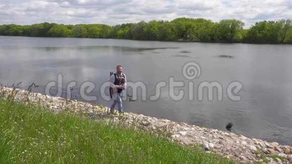 摄影师沿着科洛门斯克耶公园的莫斯科河畔散步视频的预览图
