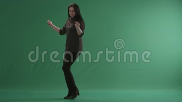 美丽的黑发女人唱歌跳舞的节奏视频的预览图