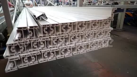 货架与型材毛坯生产塑钢窗聚氯乙烯窗户的部件塑料制品视频的预览图