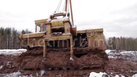 拖拉机穿过泥浆视频的预览图