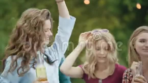 美丽的女孩和朋友在户外聚会上跳舞视频的预览图