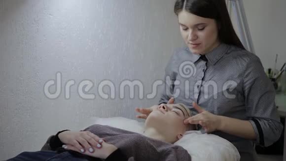 放松的女人在沙龙里为她的皮肤按摩视频的预览图