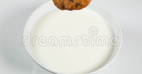 曲奇掉进牛奶碗里视频的预览图