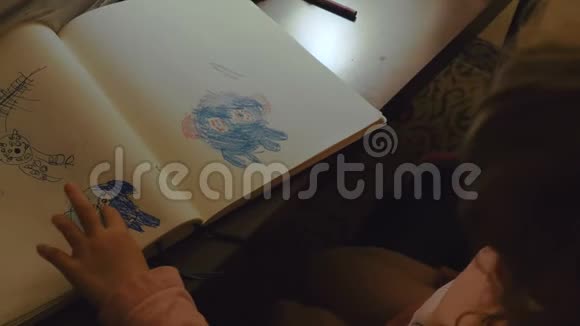 小女孩在素描本上涂鸦视频的预览图