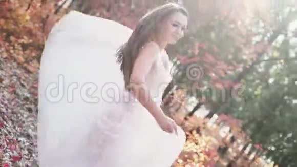 公园里一位身穿白色礼服的幸福新娘的肖像特写视频的预览图
