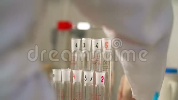 在实验室研究员科学家化学家生物学家用实验药物研究试管视频的预览图