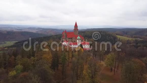 捷克共和国的布佐夫城堡鸟瞰图视频的预览图