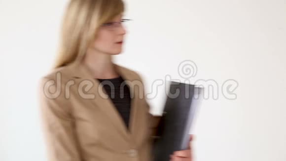 年轻漂亮的商务女性戴着眼镜手里拿着文件摆着白色背景视频的预览图