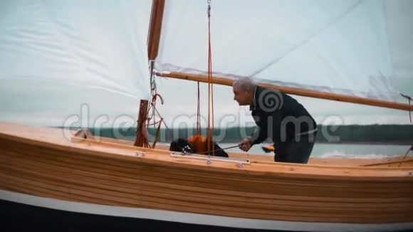 木帆船有两个人在做帆视频的预览图