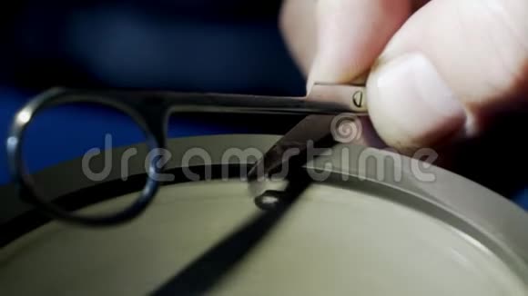 特写工人在磨石上磨指甲剪慢动作视频的预览图