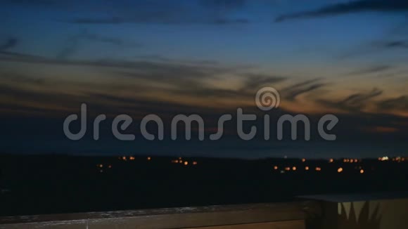 年轻女子从屋顶欣赏夜景视频的预览图