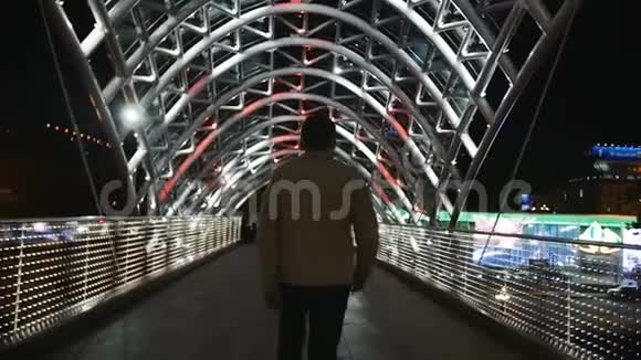 一个人慢吞吞地走过灯光桥视频的预览图