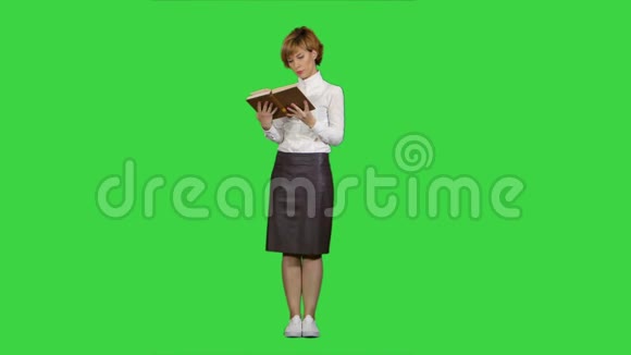 女人站在绿色屏幕上看书彩色钥匙视频的预览图