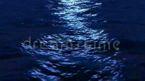 夜晚的海浪视频的预览图