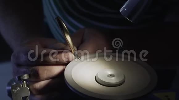 特写工人在磨石上磨指甲剪慢动作视频的预览图