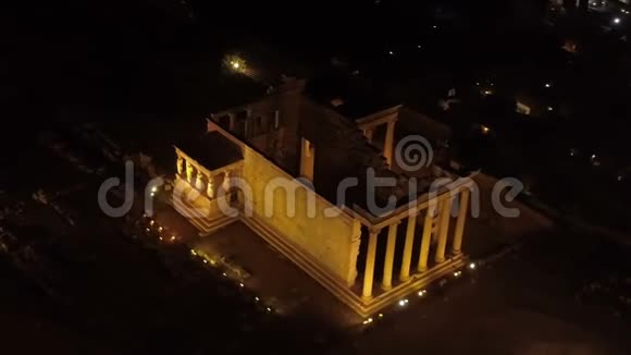 希腊雅典古城卫城埃雷希翁的鸟瞰图视频的预览图