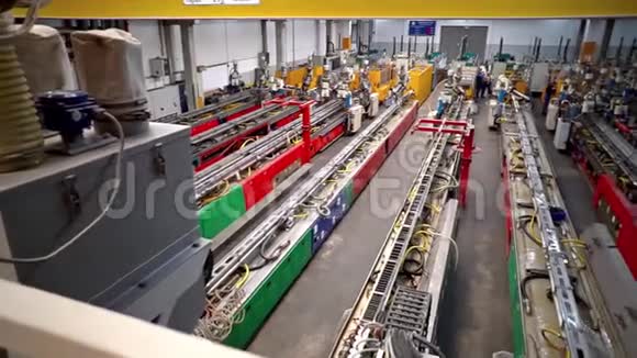 生产线上的机器装配产品视频的预览图