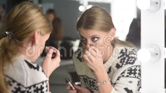 镜子前的女孩化妆视频的预览图