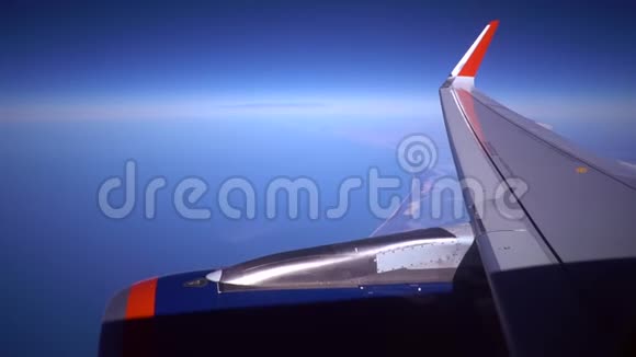 发动机机翼飞机天空概念从窗口飞机上看到飞机的机翼天空和云日落的美丽视频的预览图