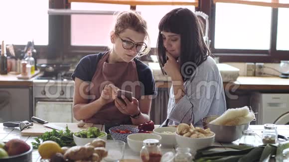 两个女性朋友或伴侣一起做饭视频的预览图
