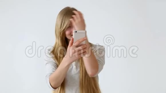 现代青年一位美丽的长头发的欧洲女孩金发在视频中表达着谈话视频的预览图