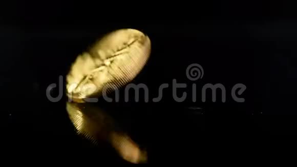 硬币在有反光的桌子上旋转视频的预览图