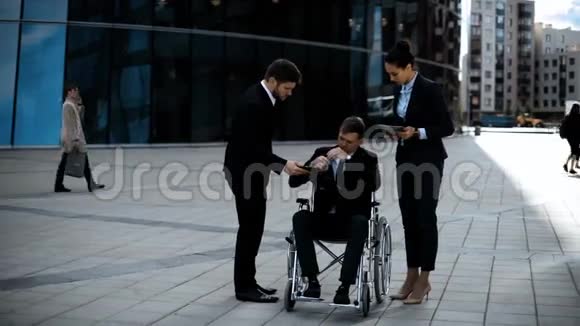 坐在轮椅上的老板和拿着IPad签名文件的女老板视频的预览图