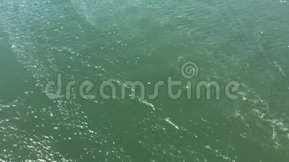 汹涌的水波荡漾的波浪表面视频的预览图