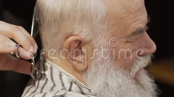 职业理发师剪老人的白发视频的预览图
