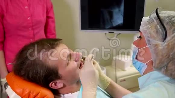 女性牙医制作牙科治疗程序视频的预览图
