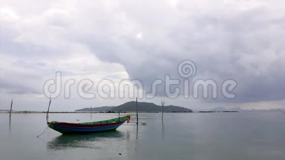 雨云飘过海面一队长尾船停在泰国萨梅视频的预览图