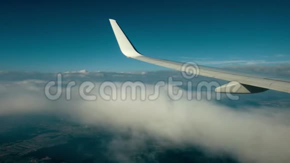 飞机飞行透过机翼和涡轮的飞机的窗户观看视频的预览图