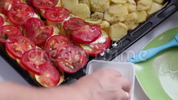 一个人在烤盘上调整蔬菜视频的预览图