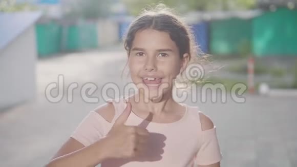小女孩情绪显示手势是的慢动作视频手生活方式拇指在户外视频的预览图