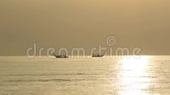 时间流逝的渔船在日出时拉网亚得里亚海的成本埃米莉亚罗马尼亚意大利视频的预览图