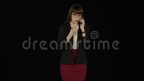 身着商务服装的年轻女士在电话里滔滔不绝地讲话视频的预览图