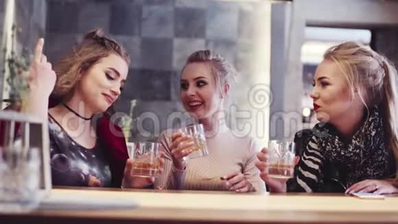 三个美女在迷人的酒吧喝酒玩得开心小女人派对母鸡之夜很棒的服装视频的预览图